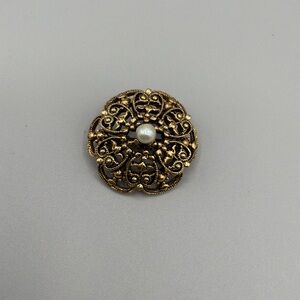 Elegant Gold Filigree Brooch with Pearl Accent
